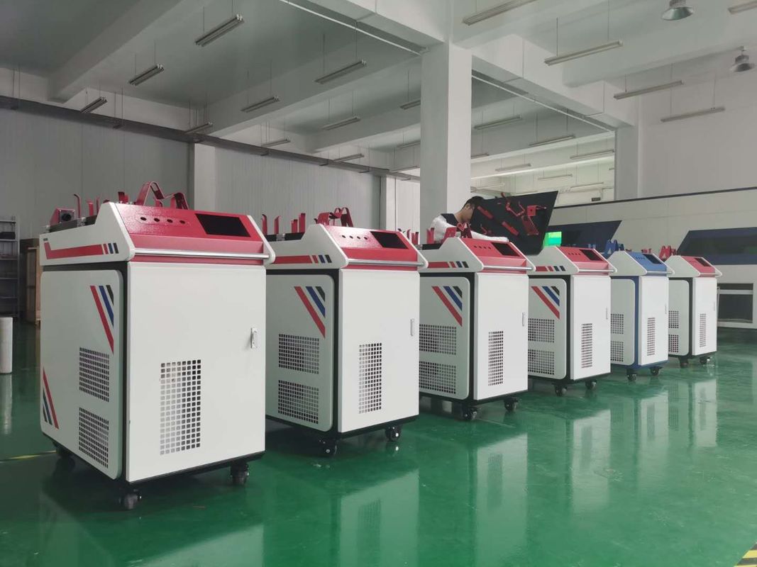 1080nm 1500W เครื่องเชื่อมเลเซอร์ไฟเบอร์หัวเชื่อมแบบสวิงน้ำเย็น