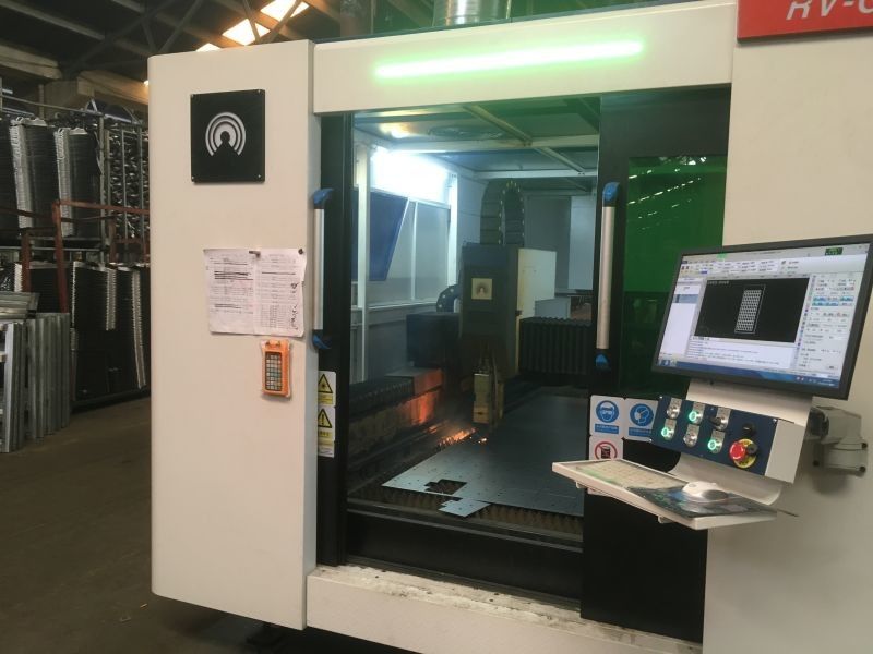 เครื่องตัดและแกะสลักด้วยเลเซอร์ไฟเบอร์ 3000 มม. 2KW