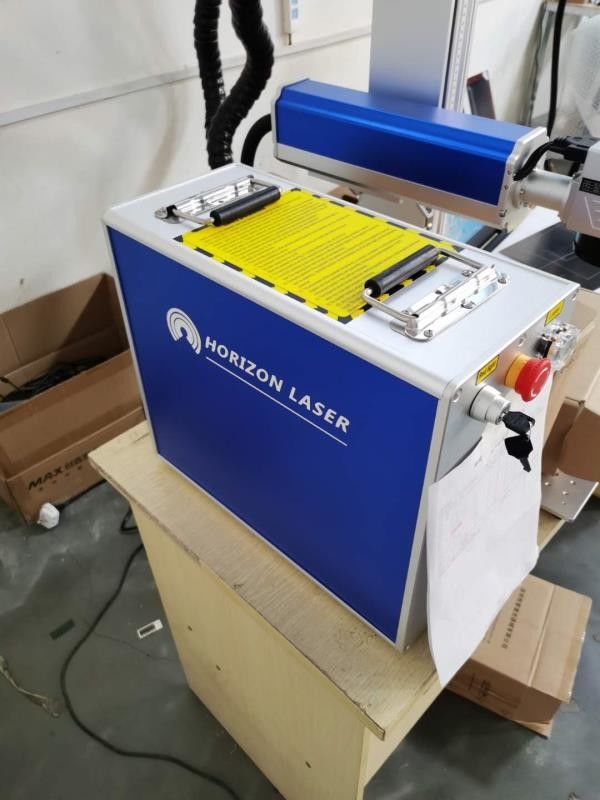 เครื่องแกะสลักเลเซอร์ 50HZ สำหรับเครื่องประดับเครื่องแกะสลักเลเซอร์ตั้งโต๊ะสำหรับโลหะ
