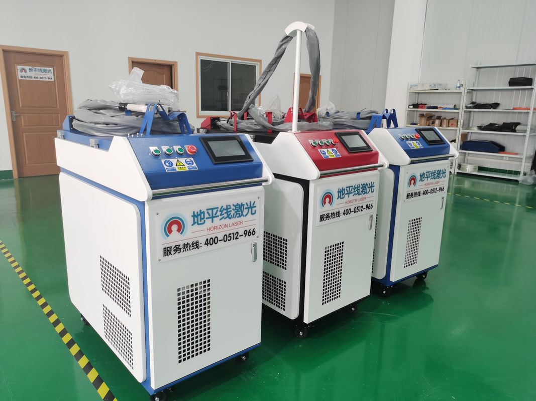 เครื่องเชื่อมเลเซอร์แบบใช้มือถือ 1000W 1080nm อุปกรณ์เชื่อมเลเซอร์ไฟเบอร์ลูกตุ้มคู่