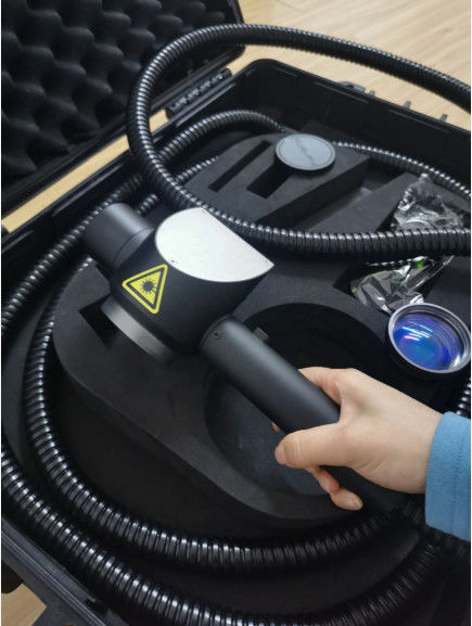 เครื่องทำความสะอาดเลเซอร์ล้างไขมัน 200W 4000 มม. CE ที่ปิดสนิท