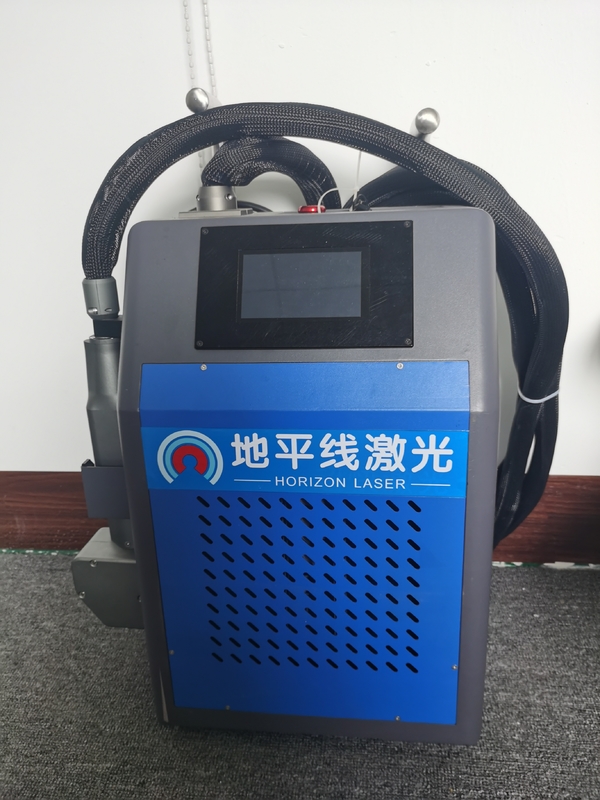 เครื่องทำความสะอาดไฟเบอร์เลเซอร์แบบเป้สะพายหลัง 50W 1064nm แบบพกพาสำหรับการกำจัดสนิม